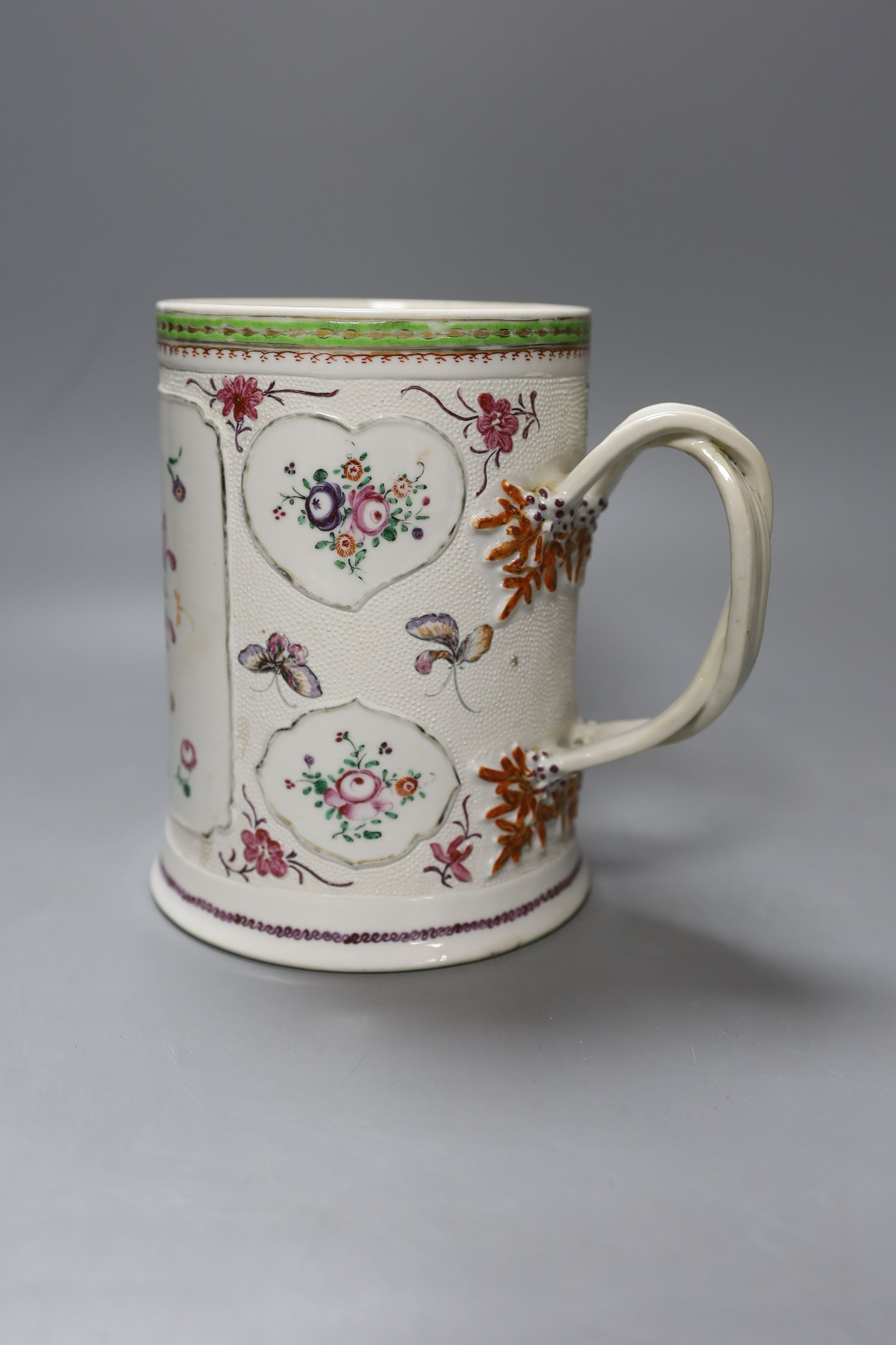 An 18th century Chinese export famille rose mug, 16cm